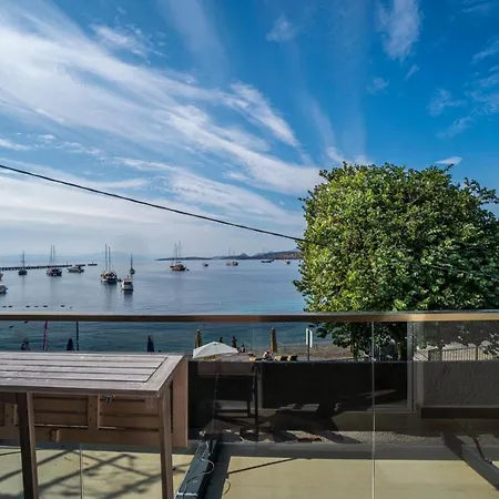 Apartman Seafront Flat With Excellent Sea View In *